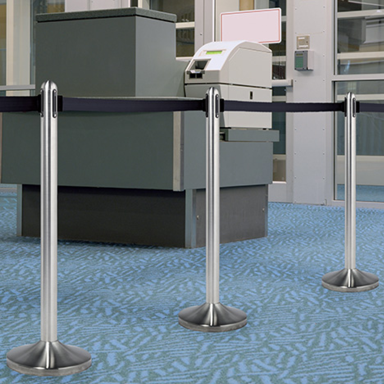 Retractable barrier posts
