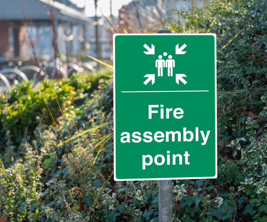 es269 post mounted fire assembly point 400x600